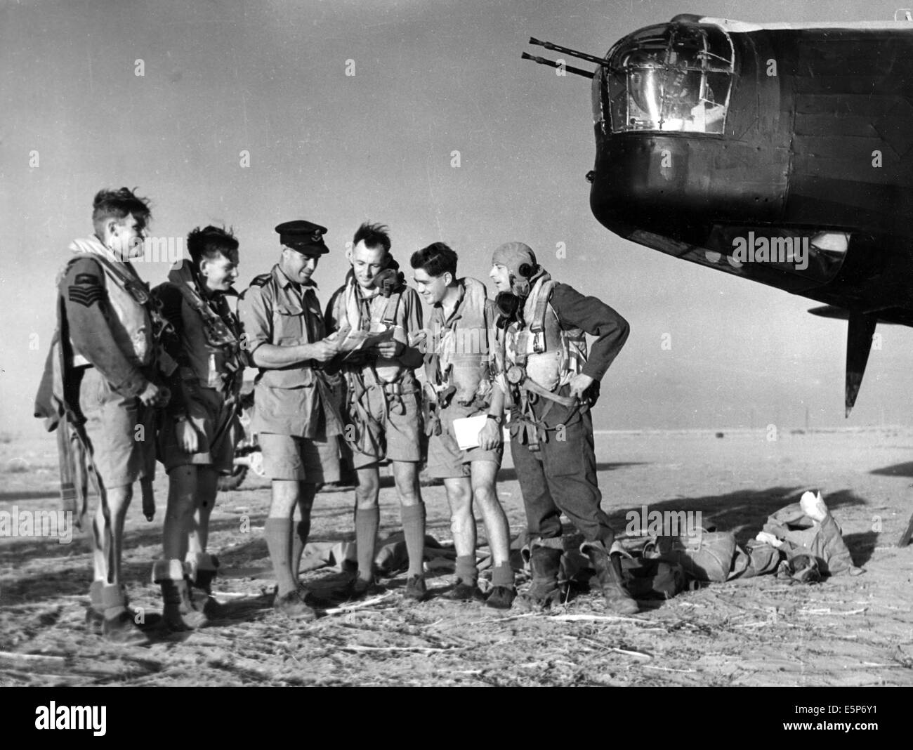 WELLINGTON CREW IN NORTH AFRICA September 1943 being briefed for a night raid on Salerno area in Italy. See Description below Stock Photo