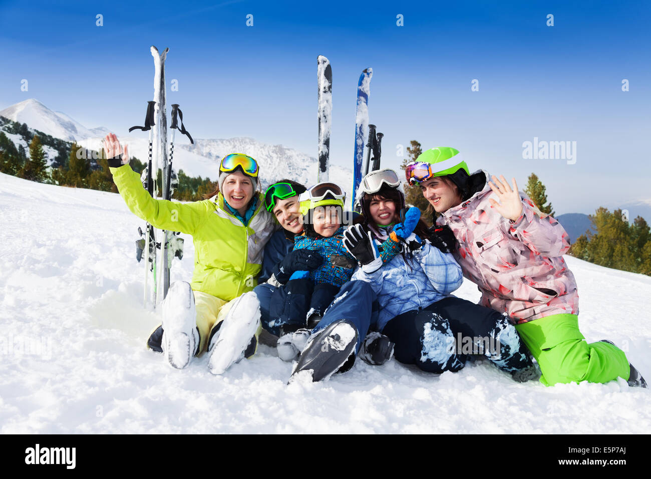 After skiing. Семья на горнолыжном курорте. Семья на лыжах. Горнолыжный курорт всей семьей.