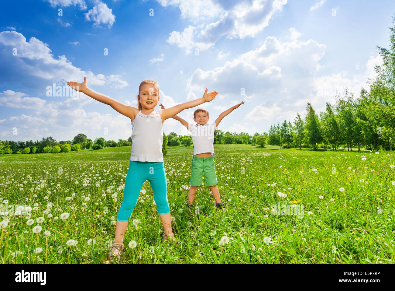 Свежий воздух влияет. Физкультура на свежем воздухе дети. Дети на физкультуре на природе. Здоровый ребенок. Утренняя зарядка на свежем воздухе детей.