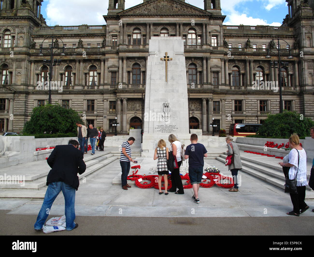 George Square, Glasgow, Scotland, UK. 4th Aug, 2014. Commonwealth leaders place wreaths at the cenotaph as part of events to commemorate the start of WW1 100 years ago. Credit:  ALAN OLIVER/Alamy Live News Stock Photo