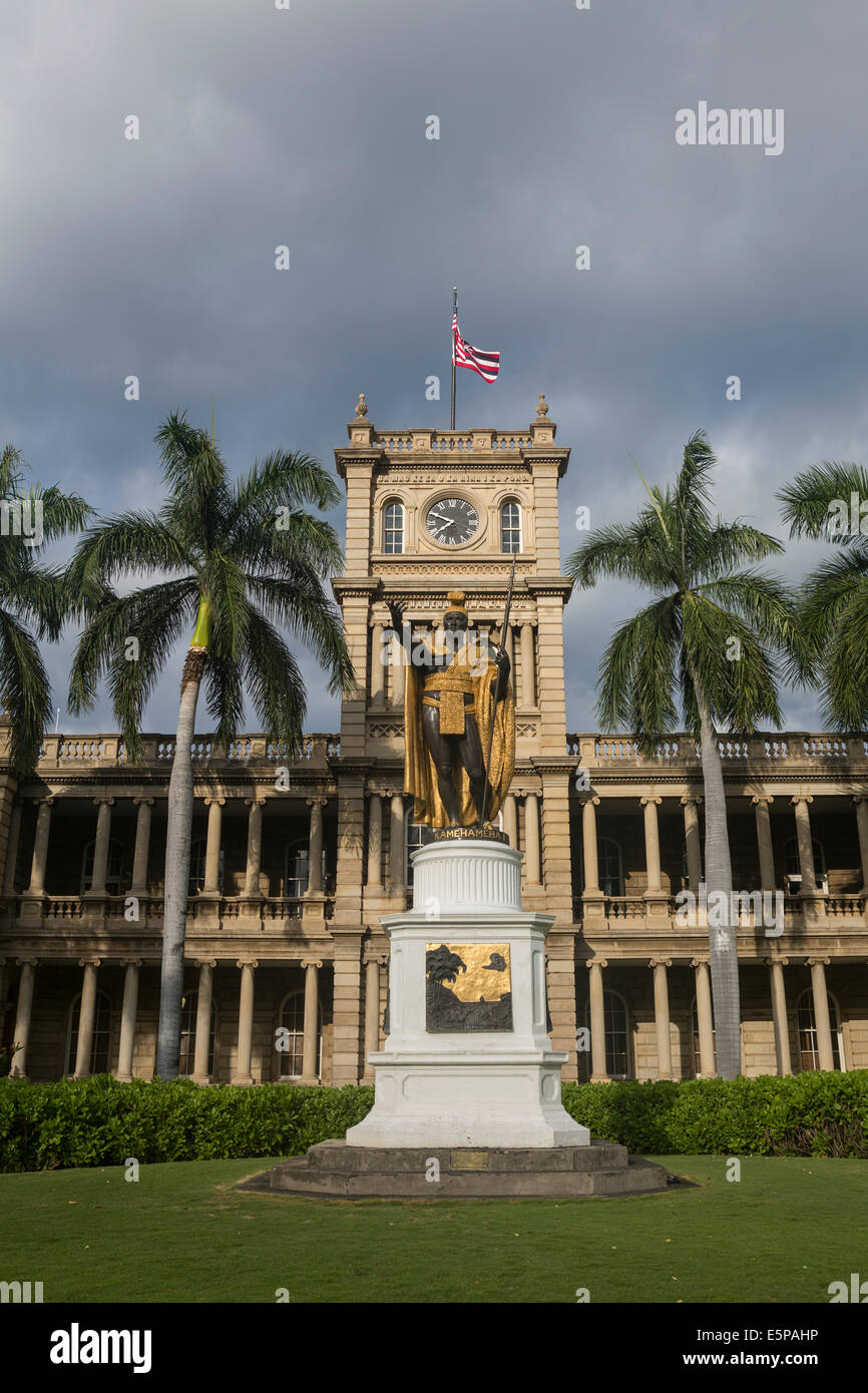 King Kamehameha statue in front of the Aliʻiōlani Hale building in