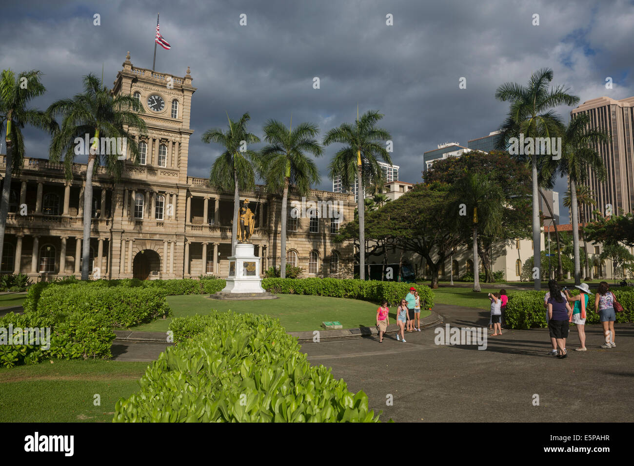Tourist visiting the King Kamehameha statue in front of the Aliʻiōlani