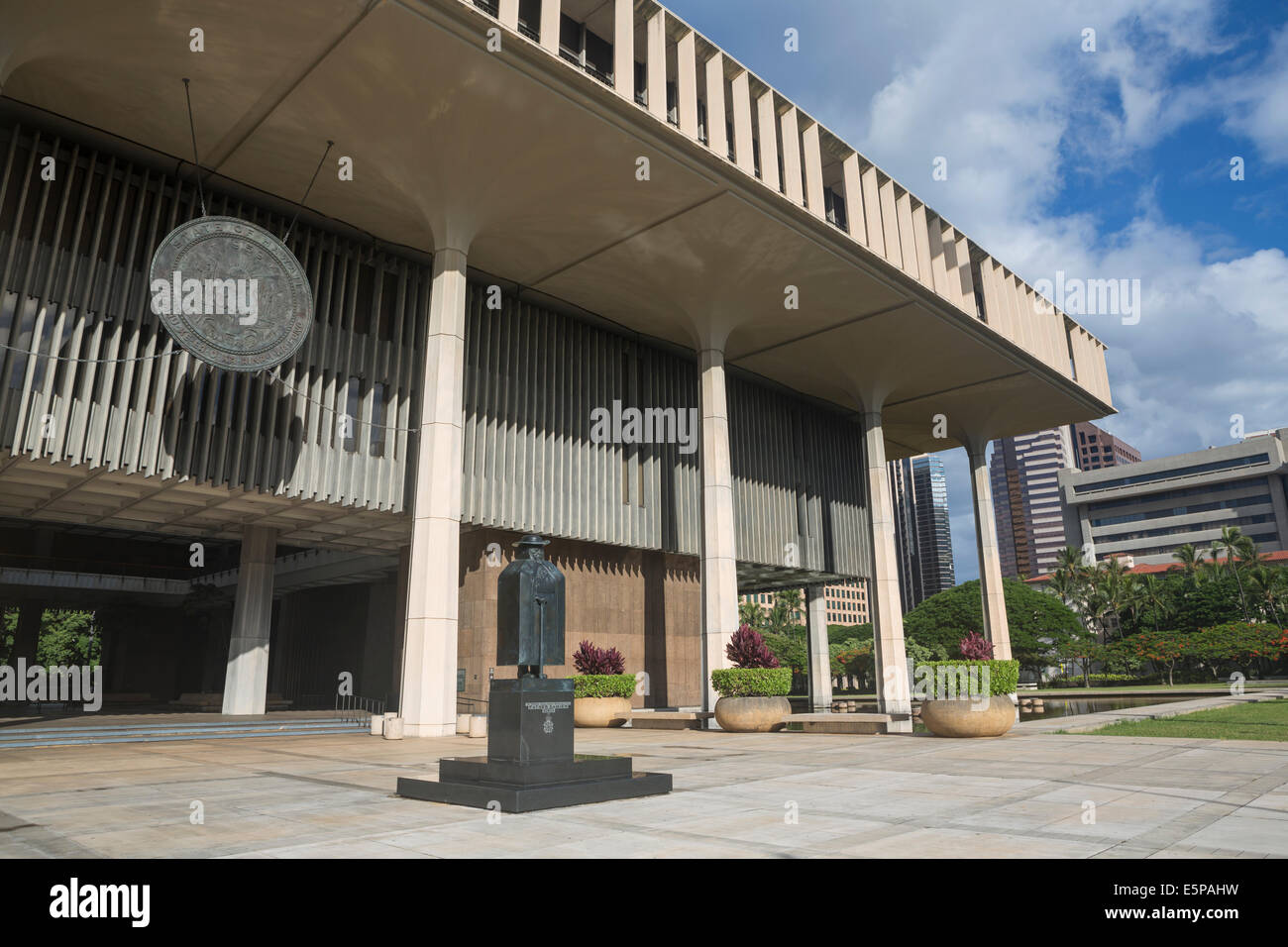 A view of the entrance and the Saint Damien statue at the Hawaii State Capitol Building in