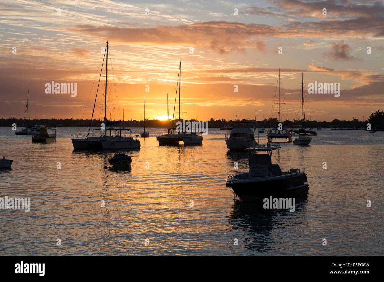 Sunset over water boats hi-res stock photography and images - Alamy