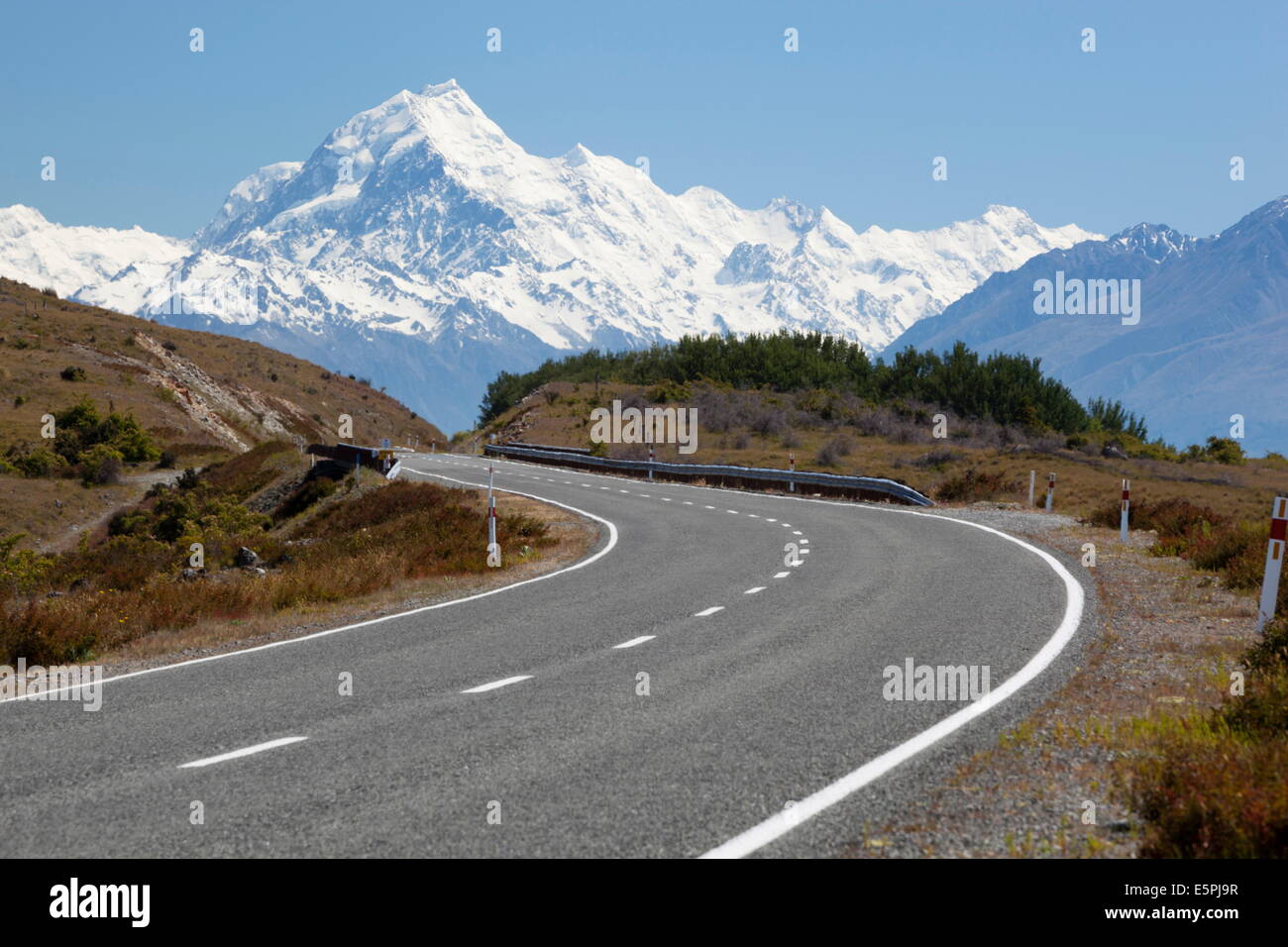 Mount Cook and Mount Cook Road with car, Mount Cook National Park, UNESCO Site, Canterbury region, South Island, New Zealand Stock Photo