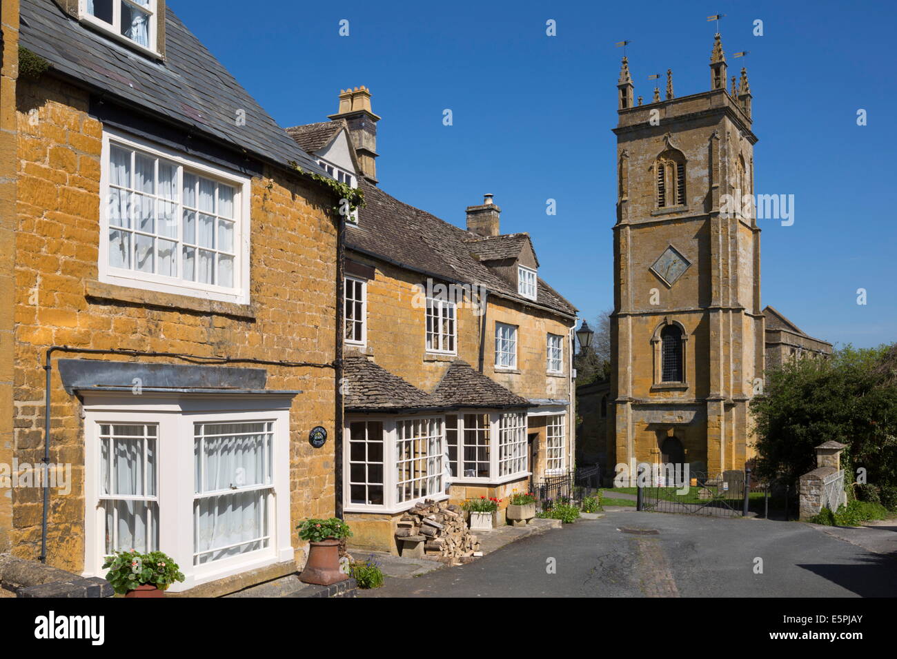 Parish church and terraced cotswold cottages, Blockley, Cotswolds, Gloucestershire, England, United Kingdom, Europe Stock Photo