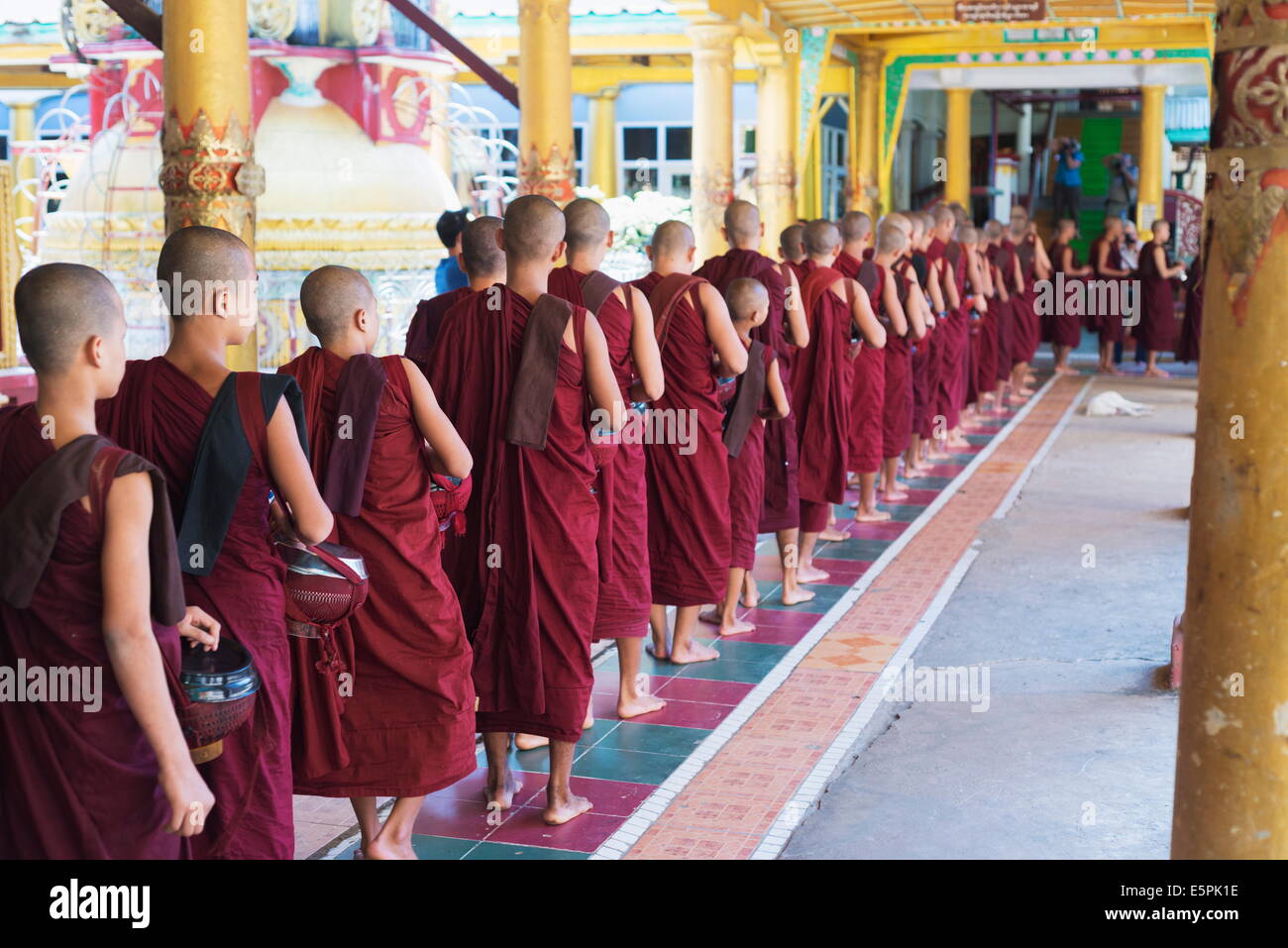 Meal time at the Kha Khat Wain Kyaung monastery, Bago, Myanmar (Burma), Asia Stock Photo