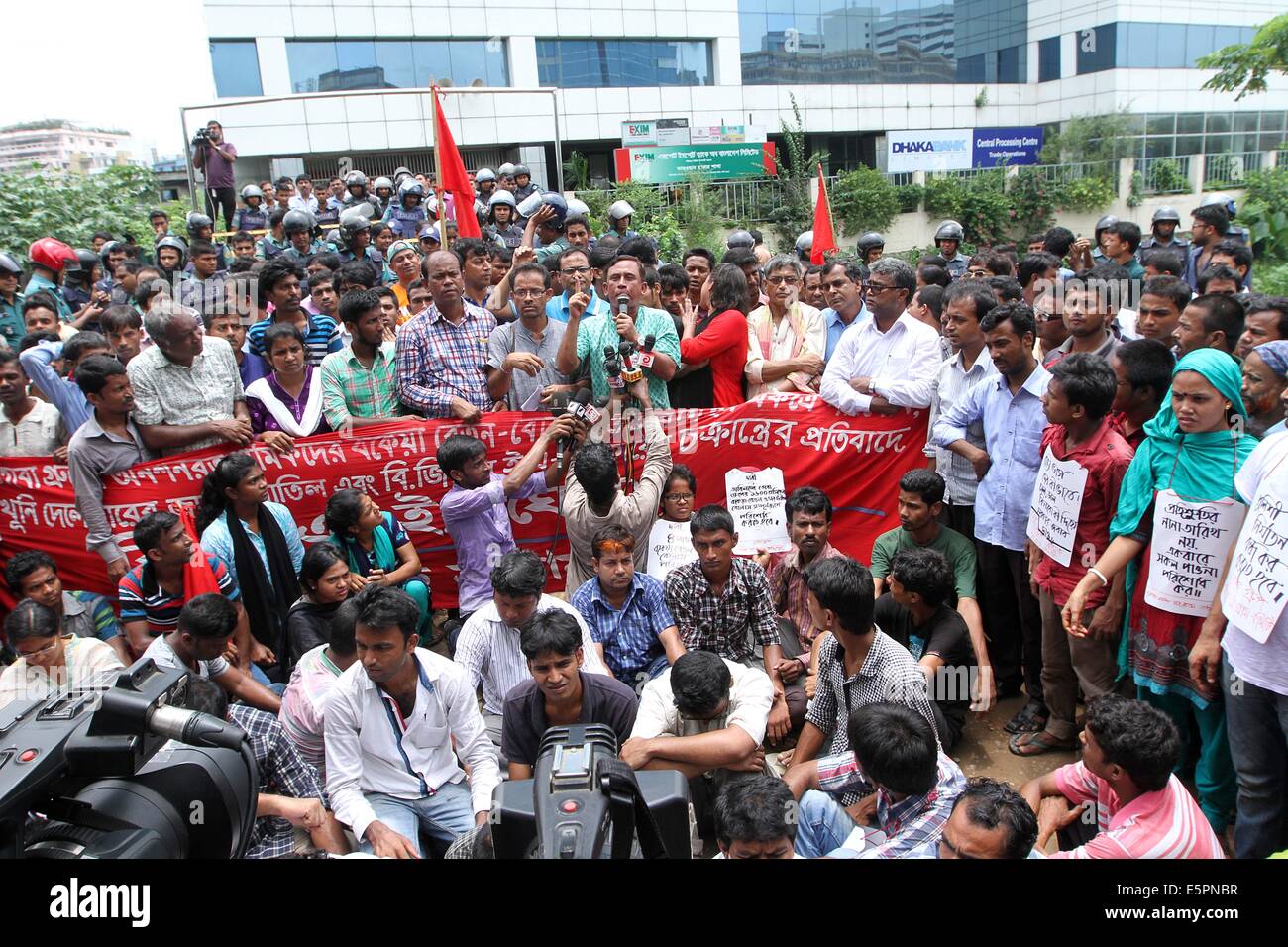 Dhaka, Bangladesh. 5th Aug, 2014. Police resist demonstrating workers of Tuba Group in front of the building of Bangladesh Garment Manufacturers and Exporters Association (BGMEA) at Karwan Bazar in Dhaka. The workers go to lay siege to the BGMEA building demanding three-month salaries and Eid bonus. Stock Photo