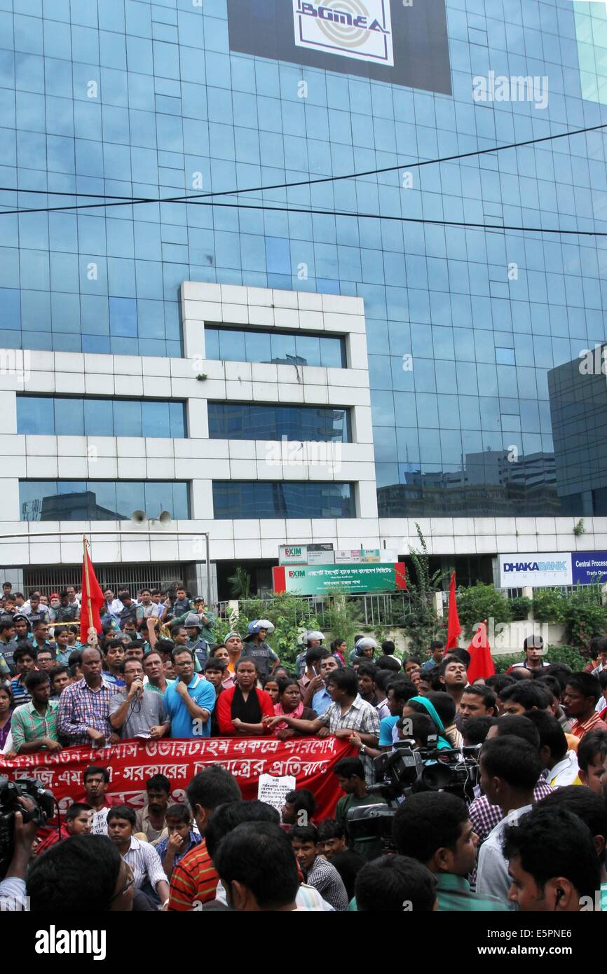 Dhaka, Bangladesh. 5th Aug, 2014. Police resist demonstrating workers of Tuba Group in front of the building of Bangladesh Garment Manufacturers and Exporters Association (BGMEA) at Karwan Bazar in Dhaka. The workers go to lay siege to the BGMEA building demanding three-month salaries and Eid bonus. Stock Photo