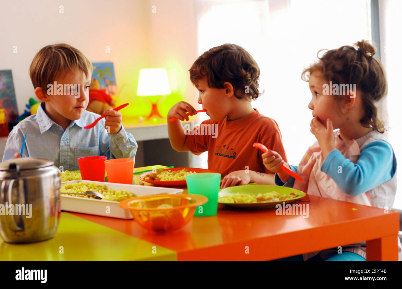 https://c8.alamy.com/comp/E5PT4B/children-having-lunch-at-the-school-canteen-E5PT4B.jpg