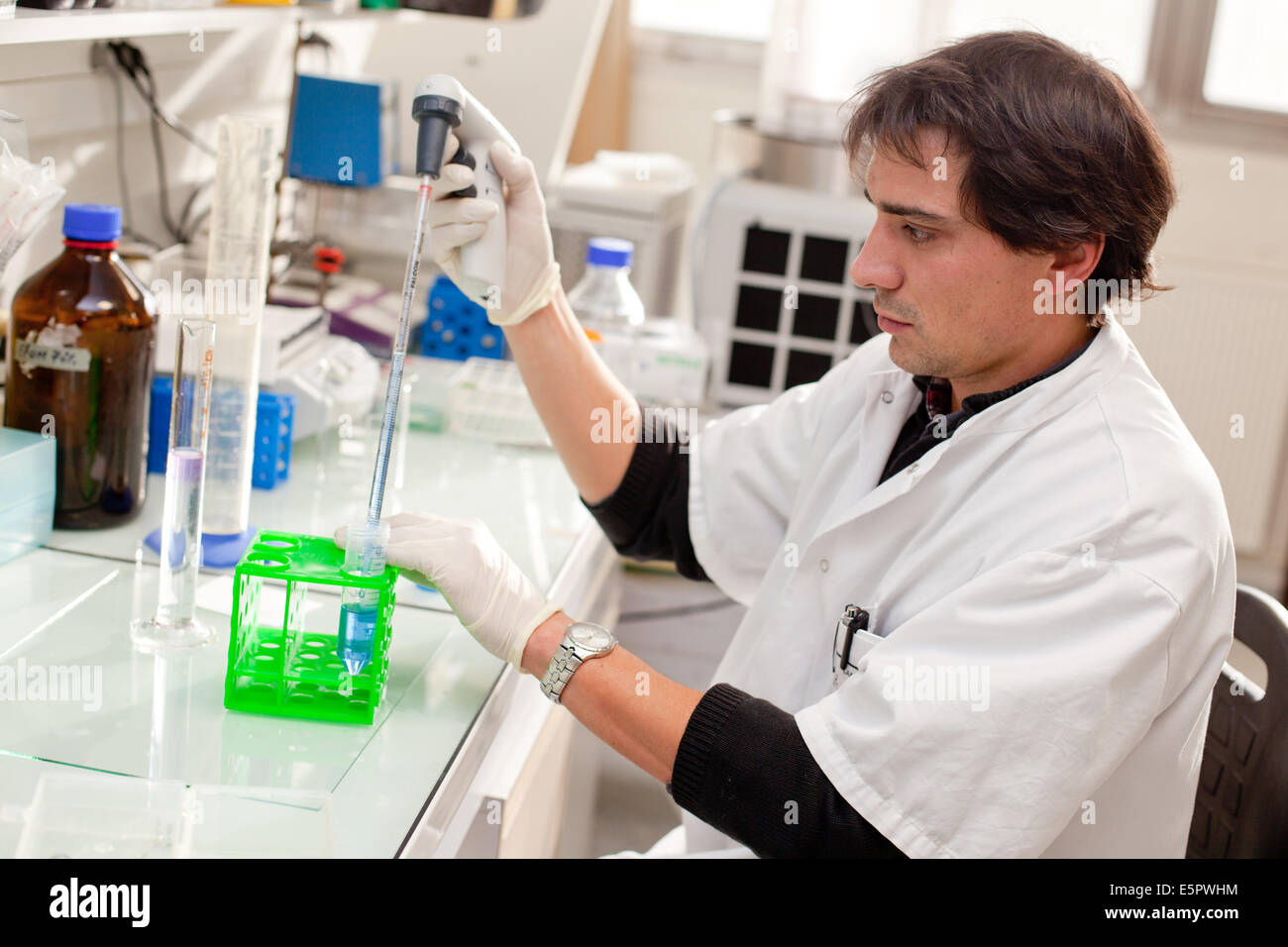 Pharmacology research for the identification and determination of drugs