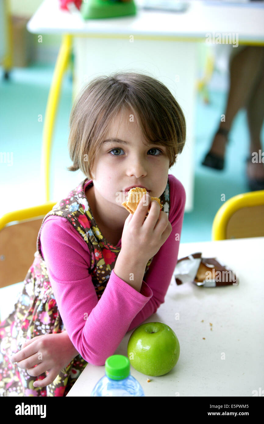 6 year old girl eating apple hires stock photography and images Alamy