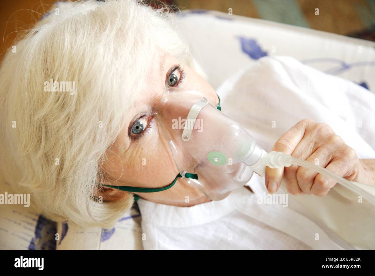 Download Oxygen Mask Home High Resolution Stock Photography And Images Alamy PSD Mockup Templates