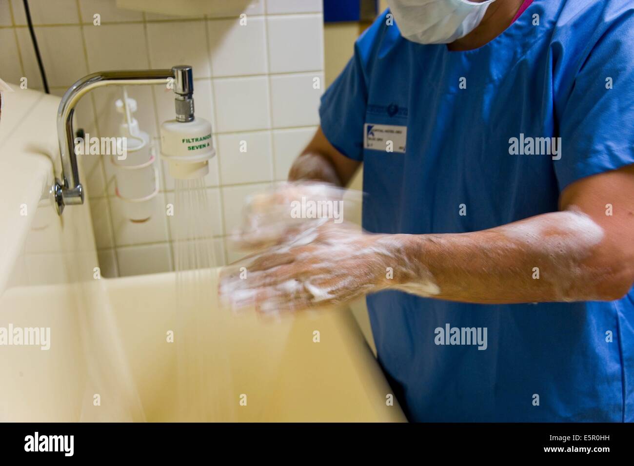 Surgical handwashing hires stock photography and images Alamy