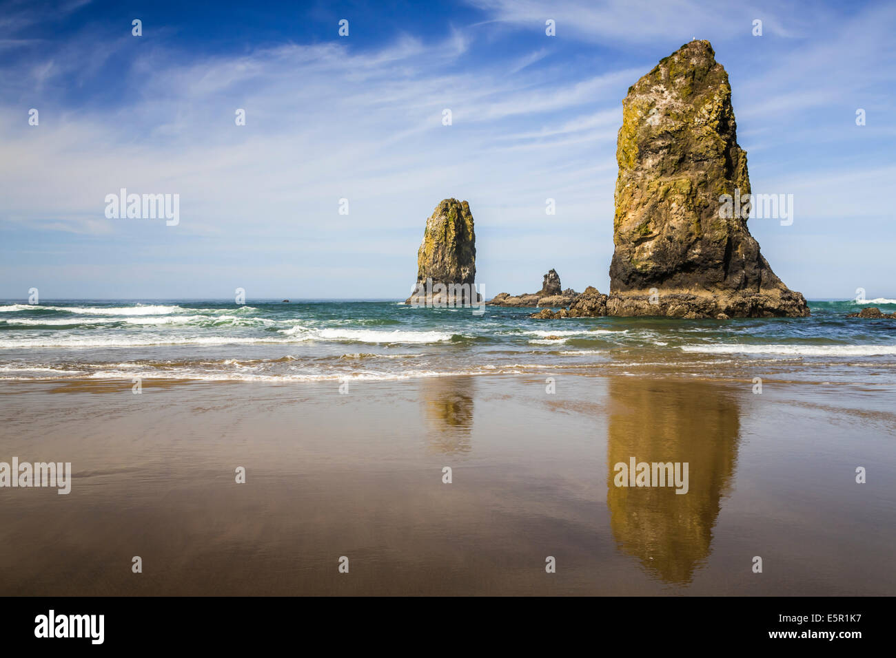 The sea stacks of Canon Beach, Oregon, USA Stock Photo - Alamy