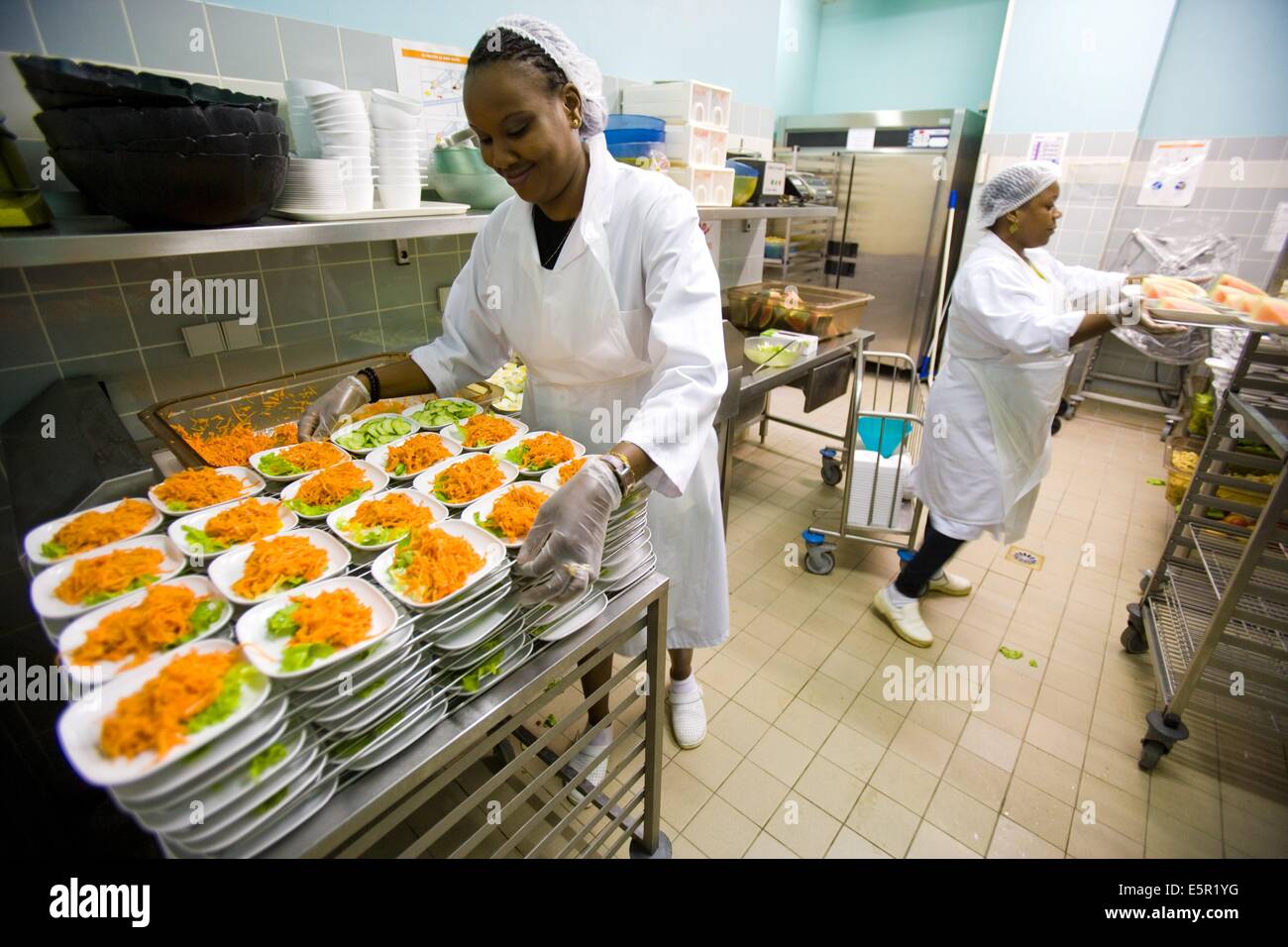 Preparation of the meals in canteen kitchens Stock Photo Alamy