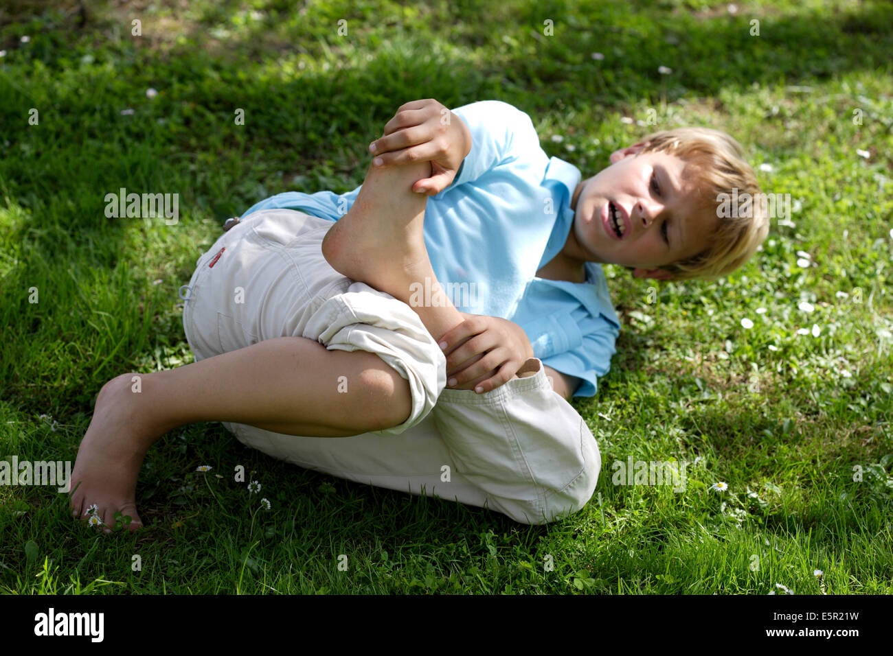 Boy with pain at the feet Stock Photo Alamy