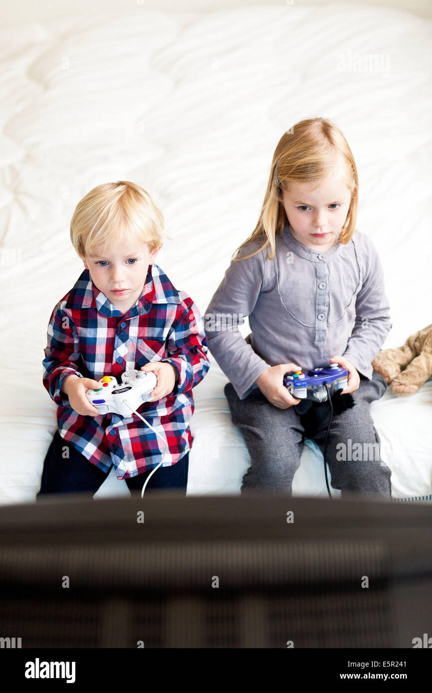 Children playing video games Stock Photo - Alamy