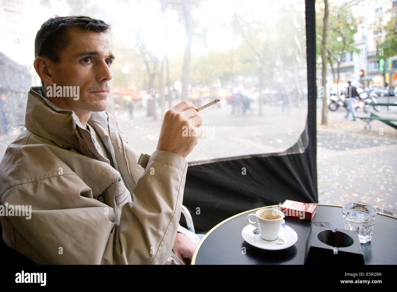 cigarette terrasse Cigarette smokers outside hi-res stock photography and images