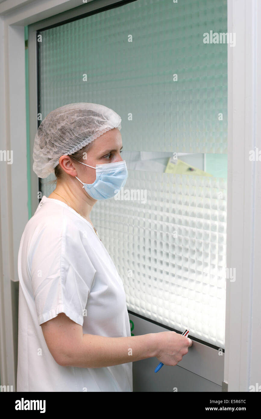 Nurses working in sterile unit, Department of Haematology and Immunology, Limoges hospital, France. Stock Photo
