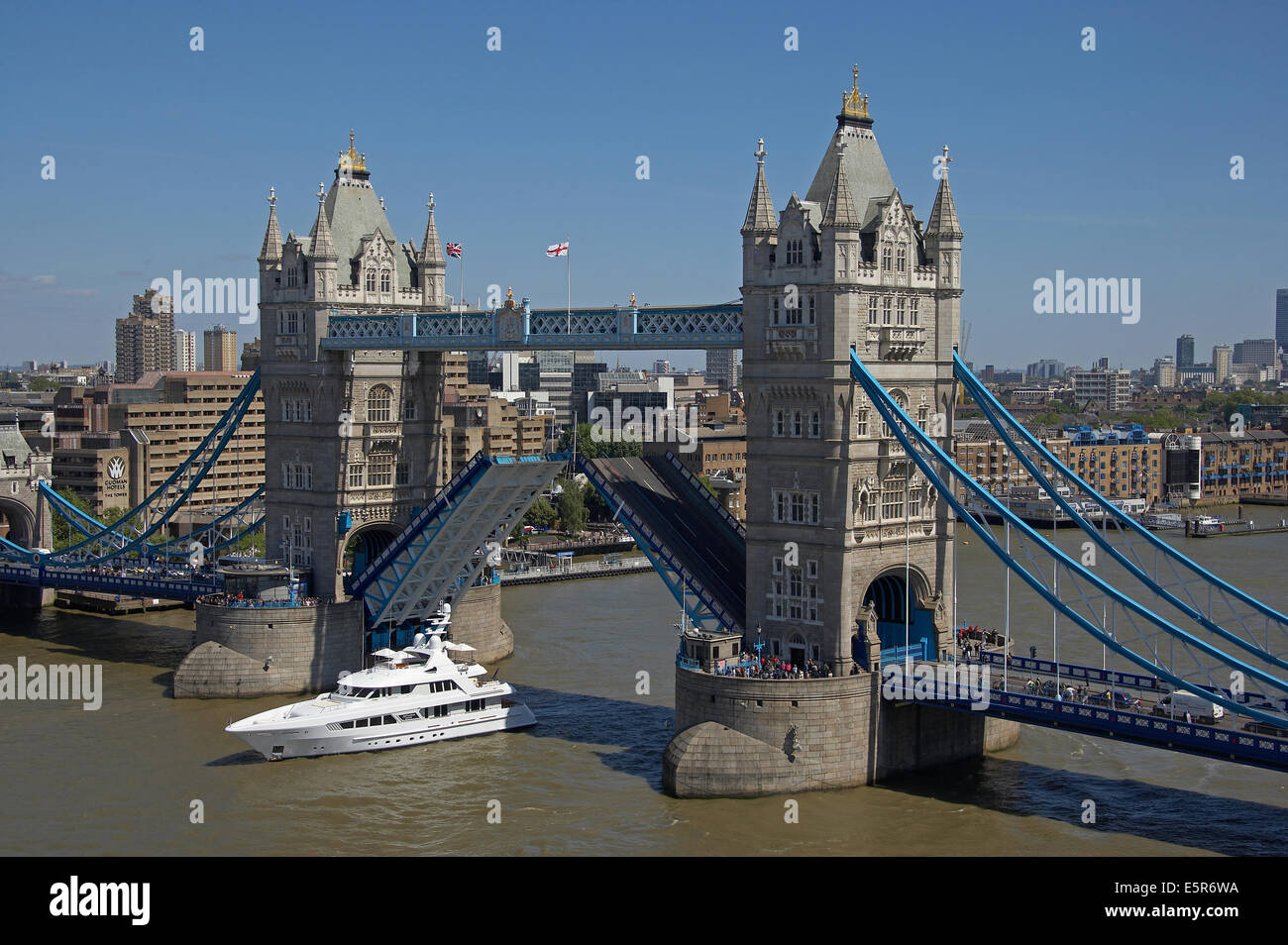 Yacht going through tower bridge hi-res stock photography and images ...