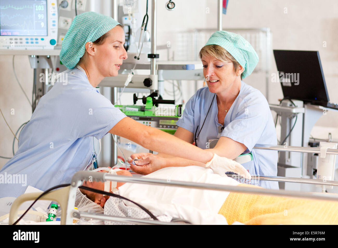 Anaesthetist nurse and Auxiliary nurse, Recovery room, Bordeaux hospital, France. Stock Photo