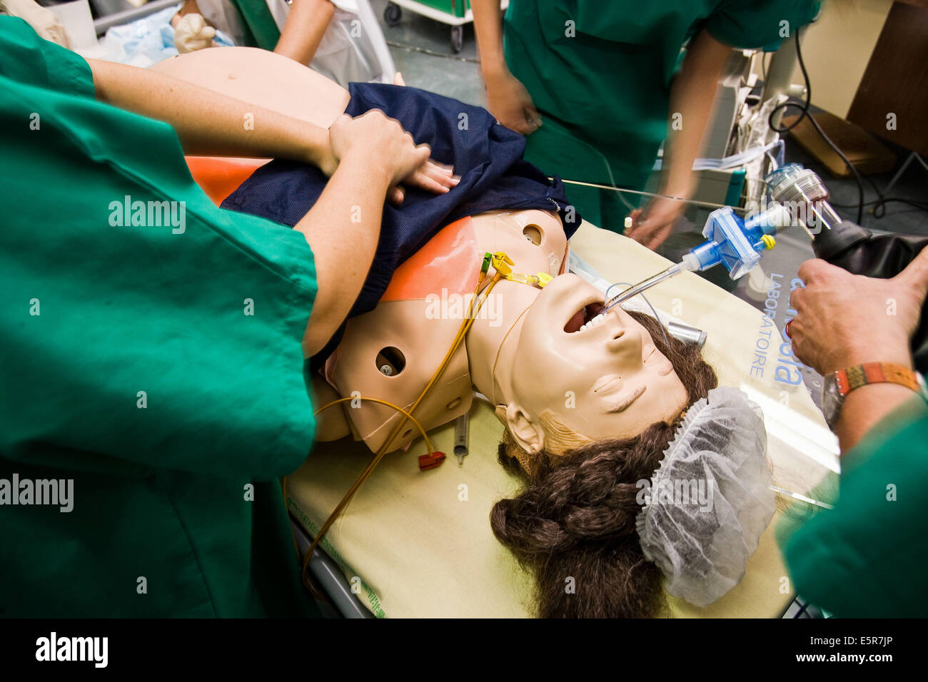 Medical training, Patient simulator (pregnant woman), Emergency