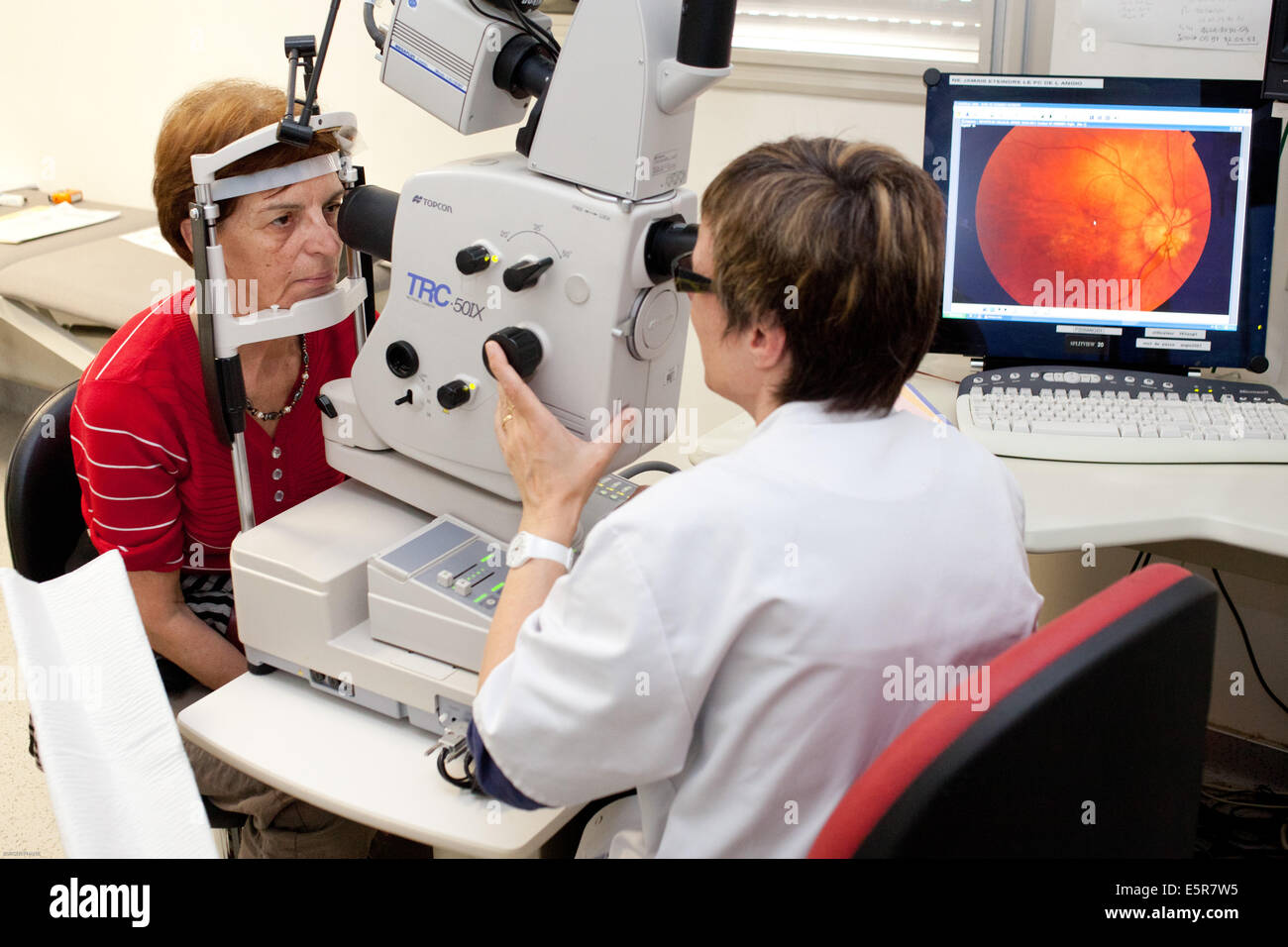 Patient undergoing eye laser fluorescein angiography, Department of Ophthalmology of Pellegrin hospital, Bordeaux, France. Stock Photo