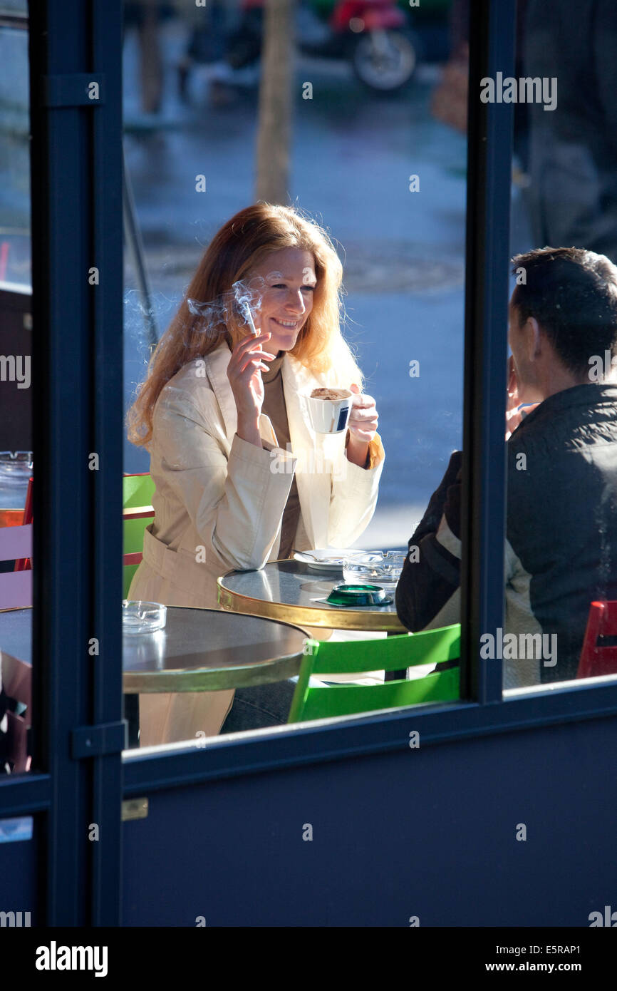 Cigarette smokers outside hi-res stock photography and images