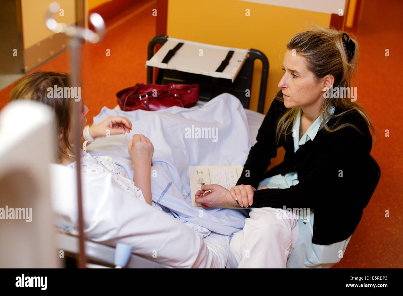 Psychiatric nurse talking with a patient, Emergency department, Limoges hospital, France. Stock Photo