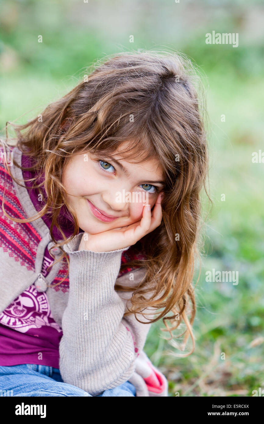 Niña de 6 a 7 años Imágenes recortadas de stock - Alamy