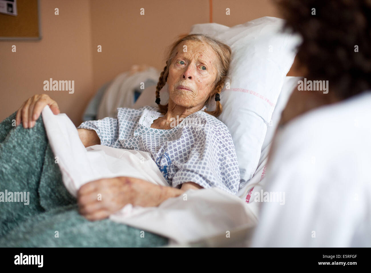 Doctor at patient's bedside, Palliative care department, hospital of Puteaux, France Stock Photo