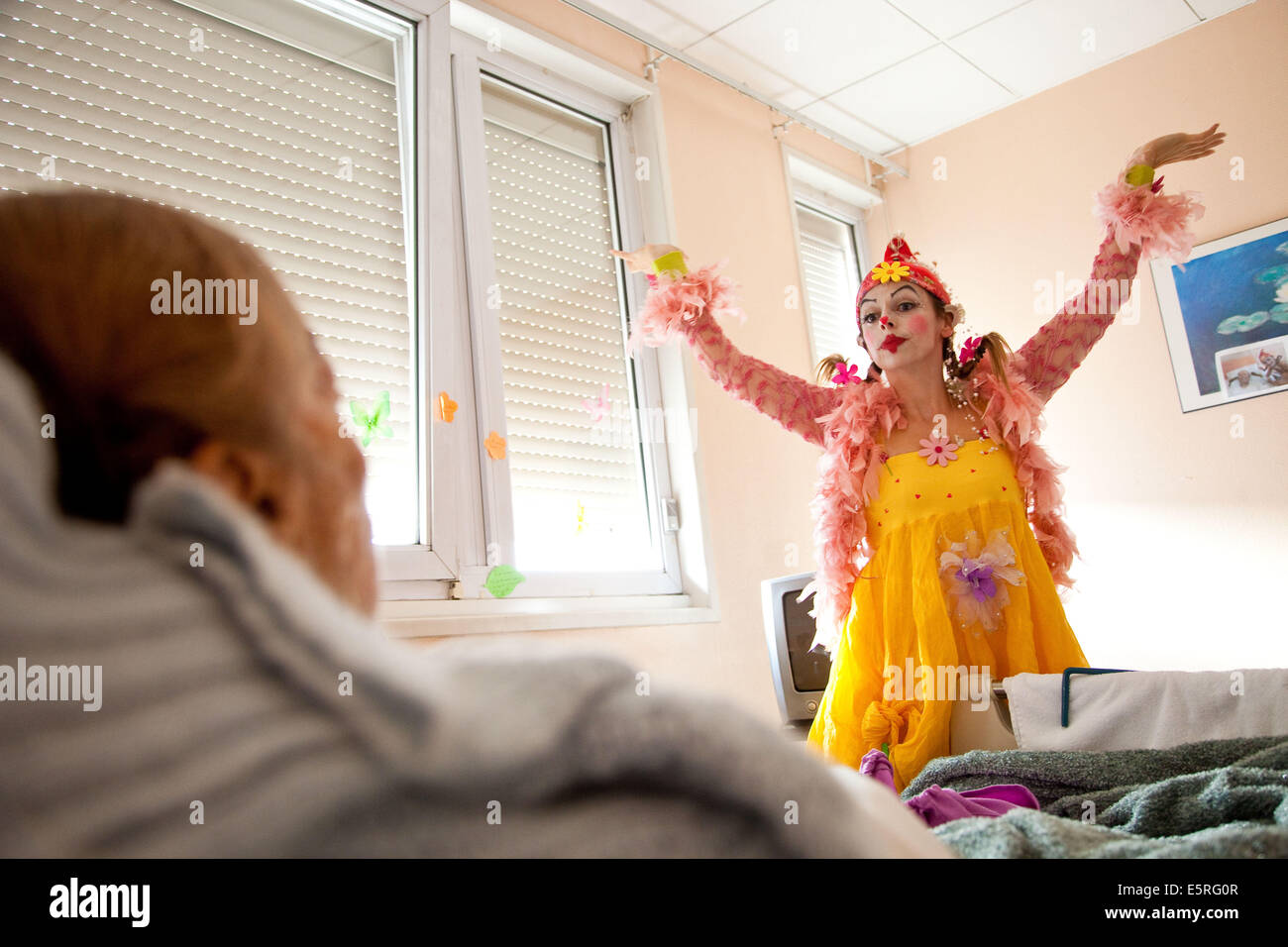 Art therapist at patient's bedside, Palliative care department, hospital of Puteaux, France