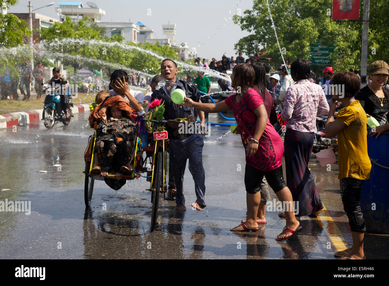 Myanmar festival hi-res stock photography and images - Alamy