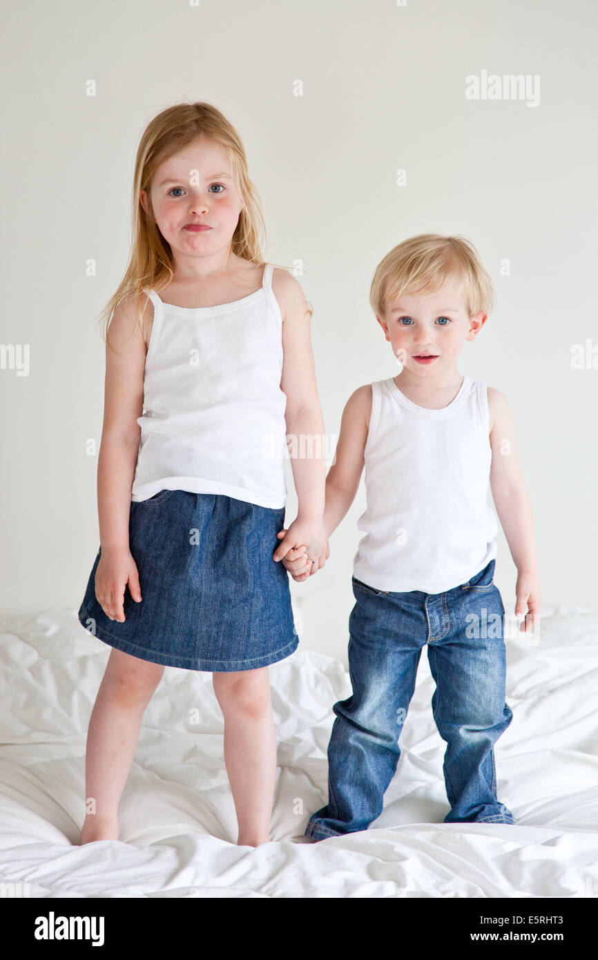 3 and 5 year old brother and sister Stock Photo Alamy