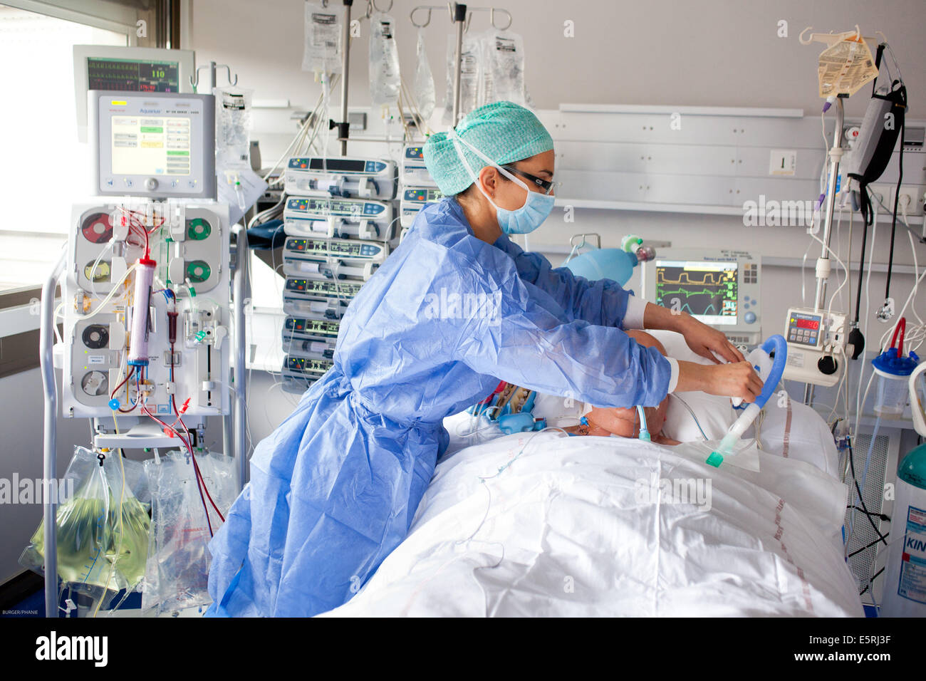 Nurse, department of cardiac intensive care, Haut Lévêque hospital, Bordeaux, France. Stock Photo