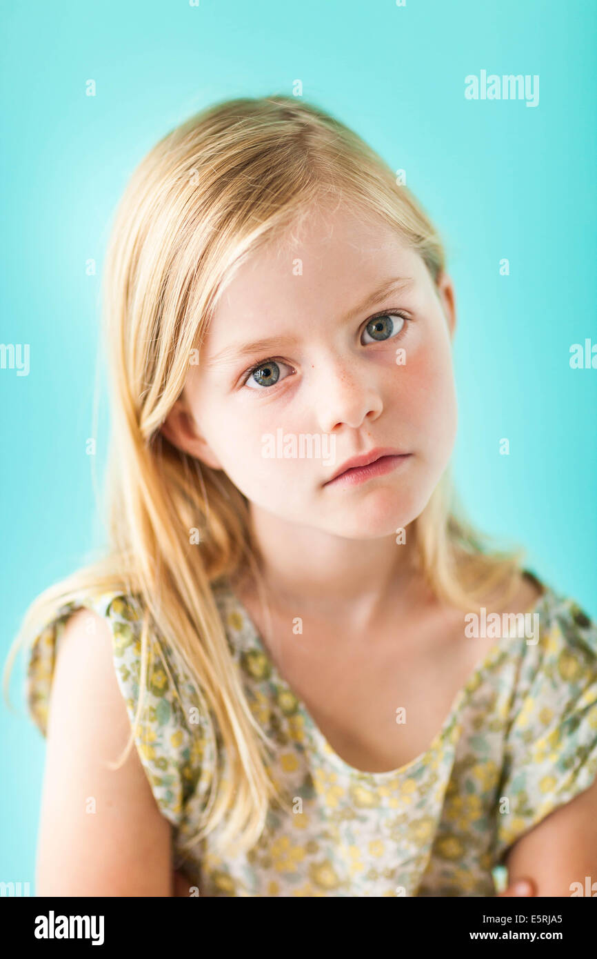 Jolie Fille 7 ans Photo Stock - Alamy