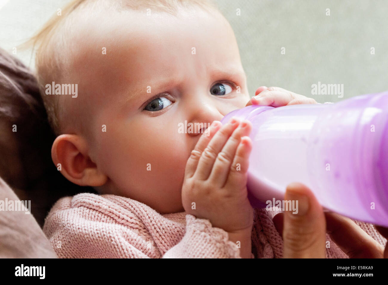 5 month old baby bottle feeding 2025