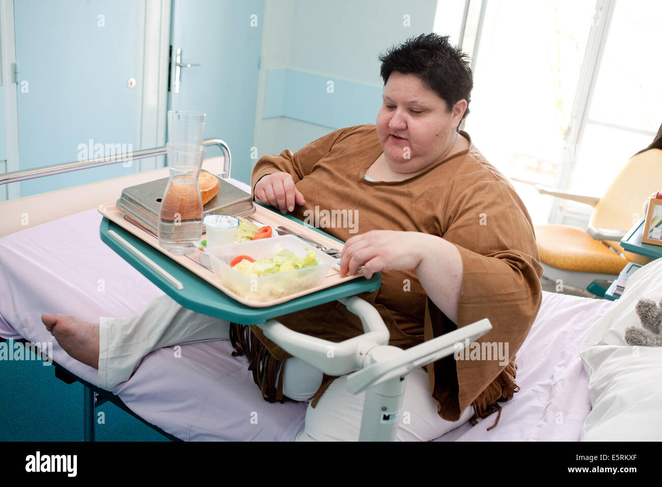 Female patient eating a diet meal, Limoges hospital offers its obese
