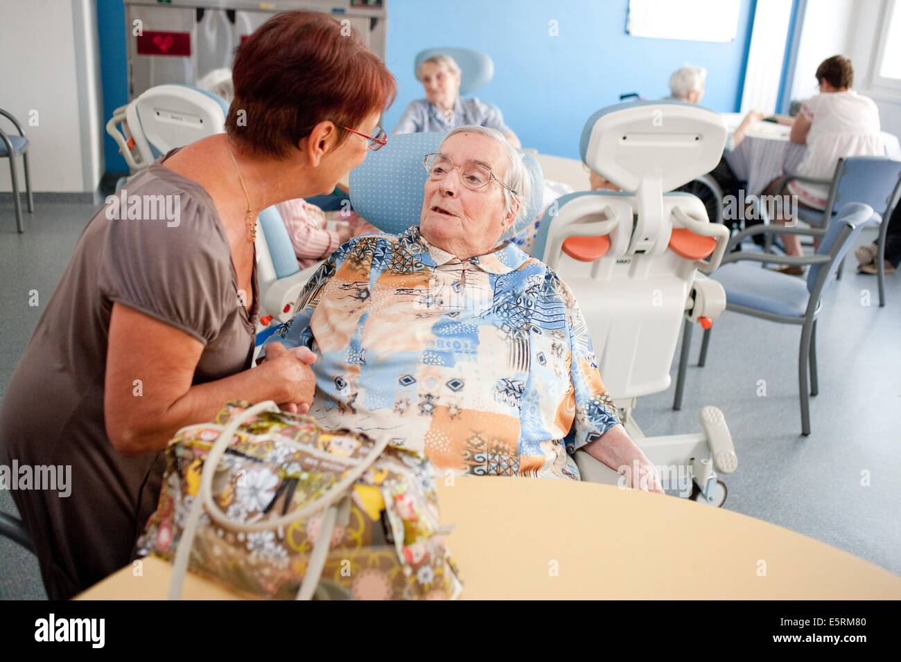 Elderly person suffering from Alzheimer's disease receiving a visit