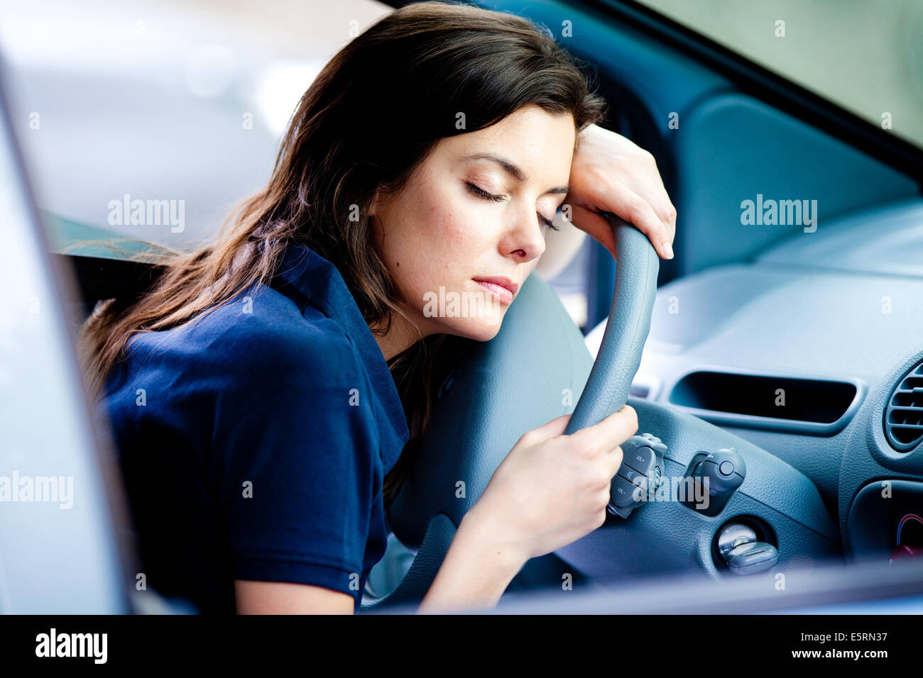 Отдыхать за рулем. Отдыхать за рулем. Фон в машине за рулем. Отдыхать за рулем. Женщина водит машину.