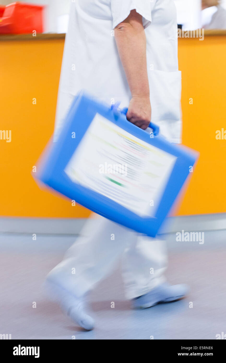 Umbilical cord blood for stem cell harvesting. Midwife transporting placental blood to stem cells laboratory. Obstetrics and Stock Photo