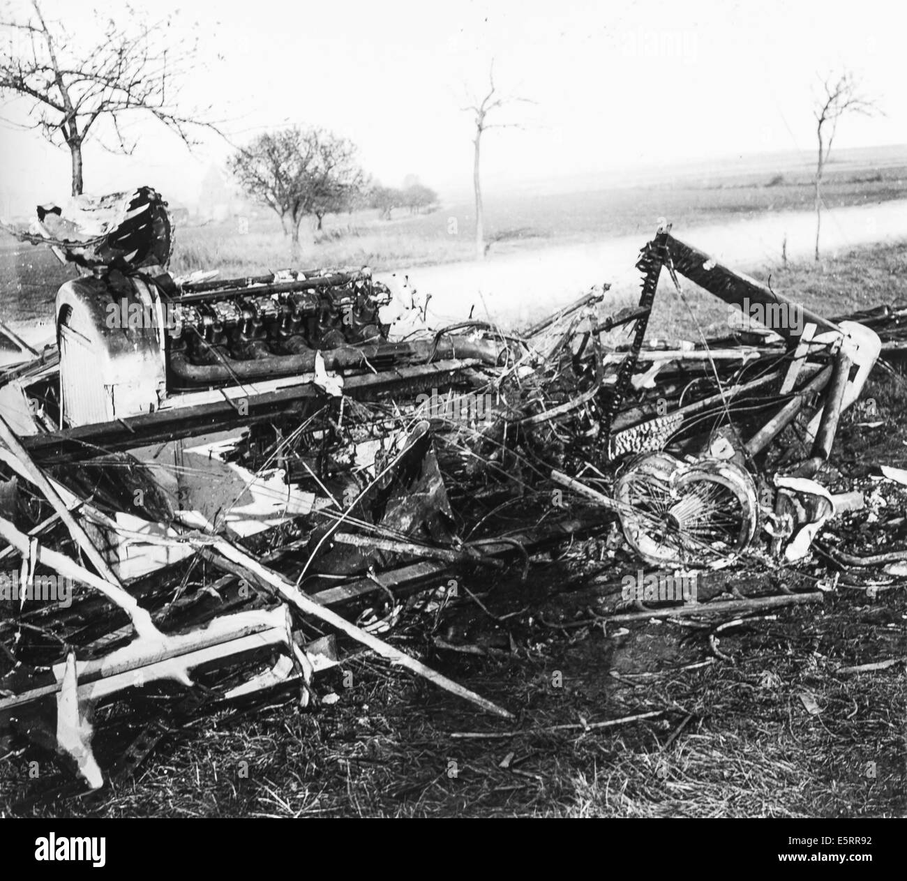 1917 deux photos avion allemand DFW abattu dans un foret en France 1917 deux photos avion allemand DFW abattu dans un foret en France
