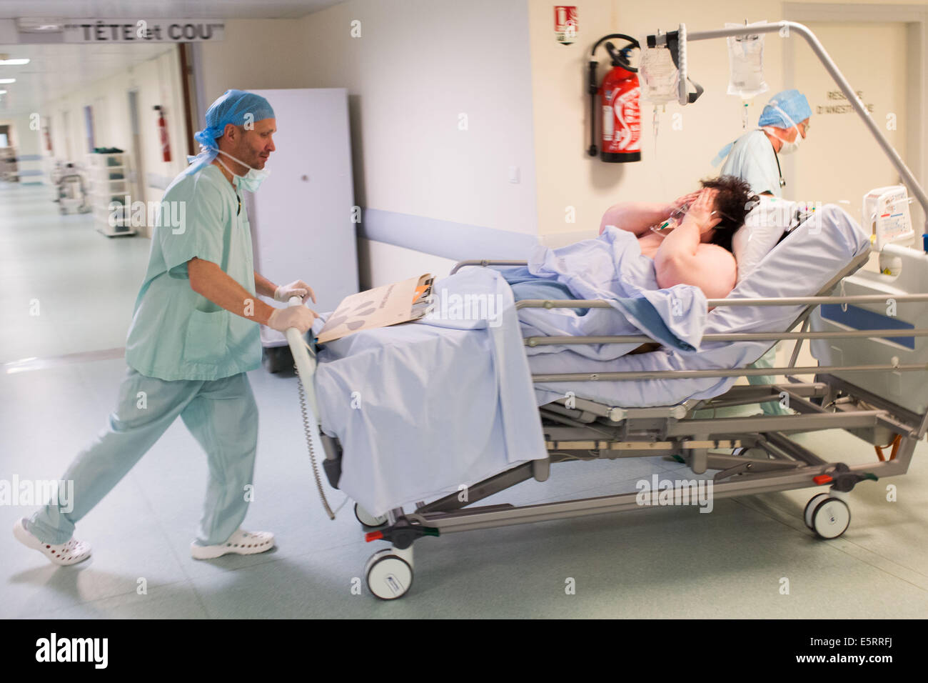 Nursing auxiliary carrying an obese female patient after a Laparoscopic
