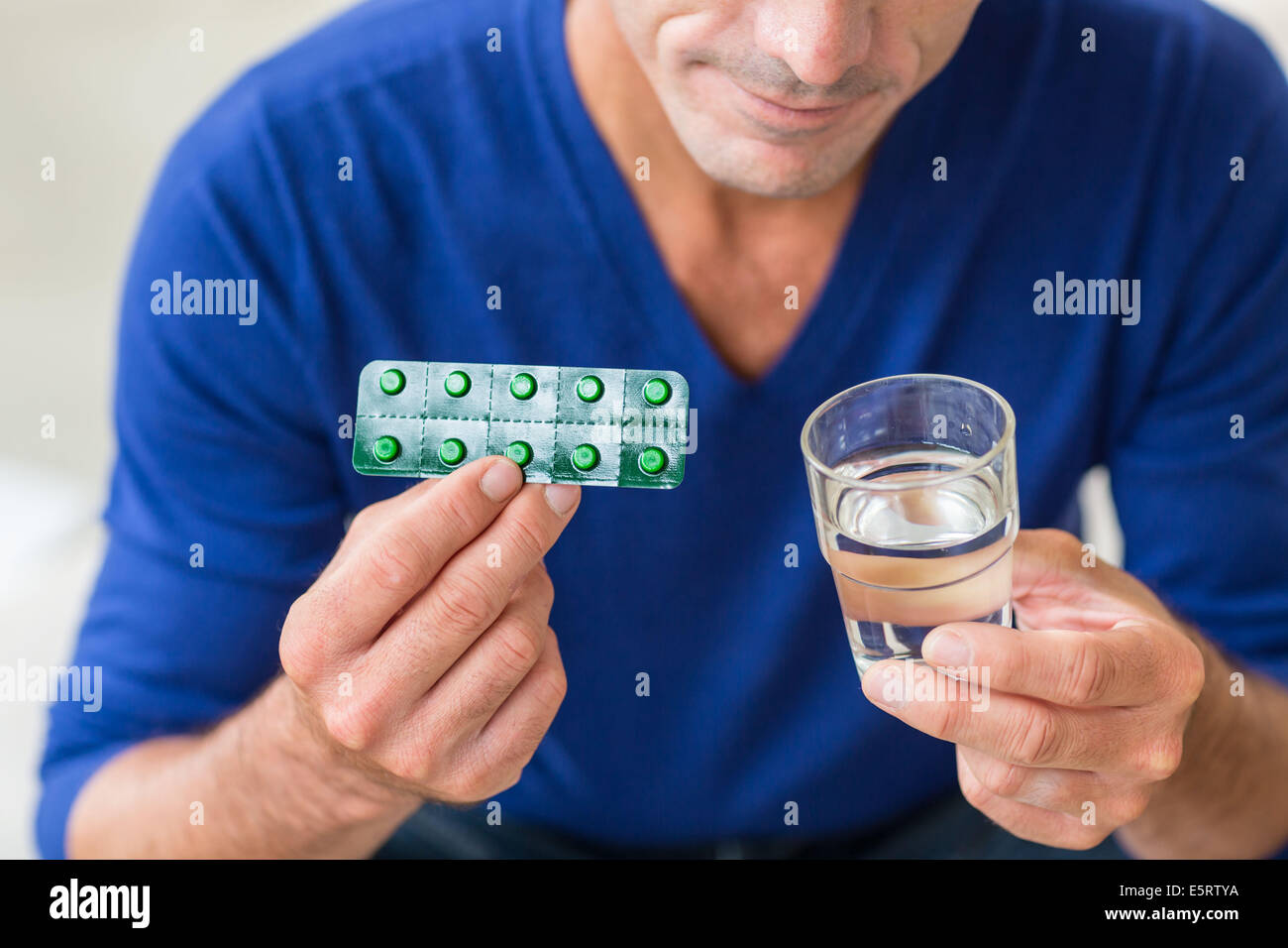 Homme prenant des médicaments. Médicament myorelaxant (molécule Baclofène) commercialisé par le laboratoire Winthrop®. Il Stock Photo