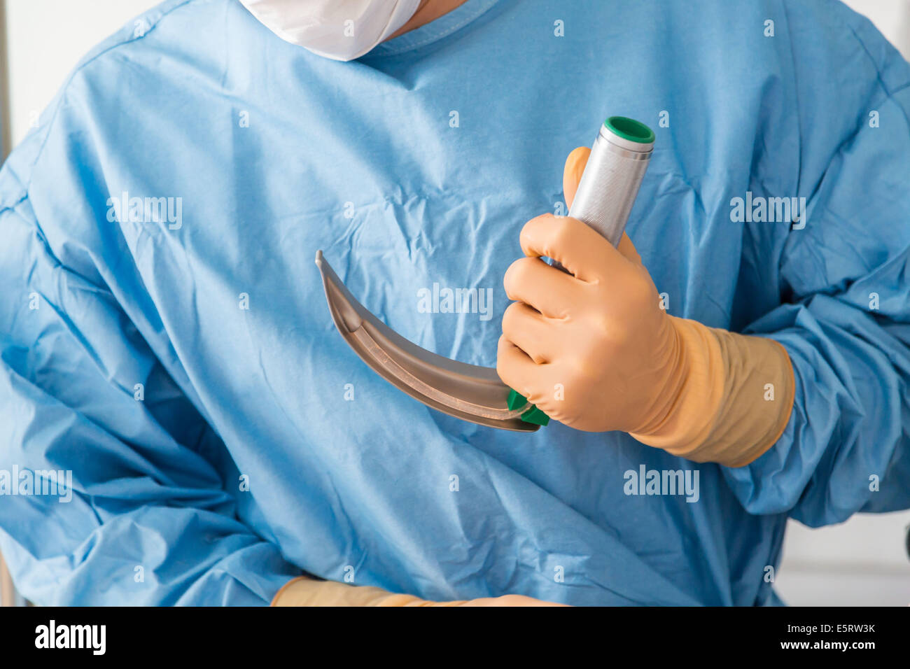 Intern using a laryngoscope, Intensive care department, Lagny Marnela