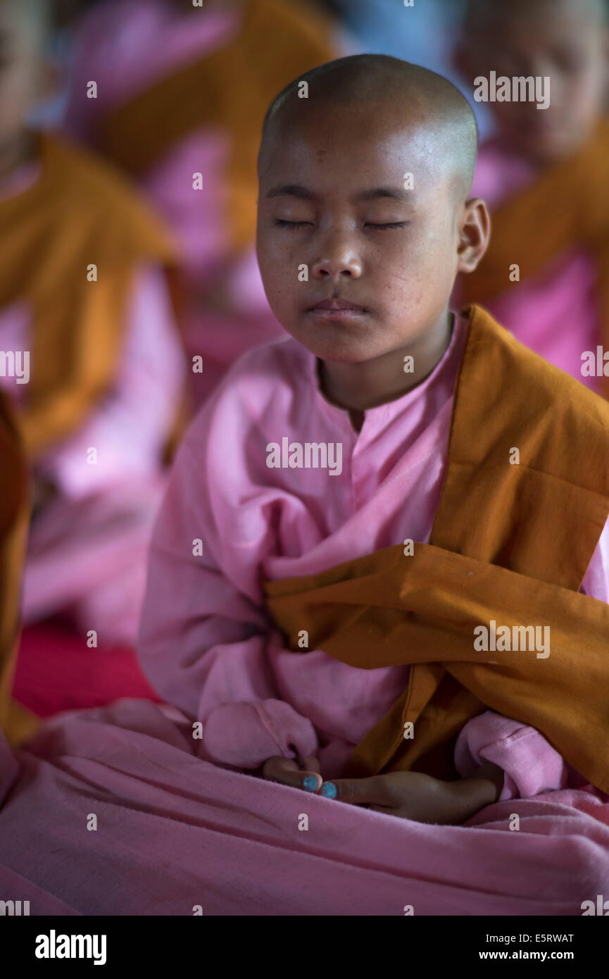 Novice nuns in meditation class, Taungpulu Monastery, Mindat, Chin State, Myanmar. Abbott: U Pyinnya Thiri Stock Photo