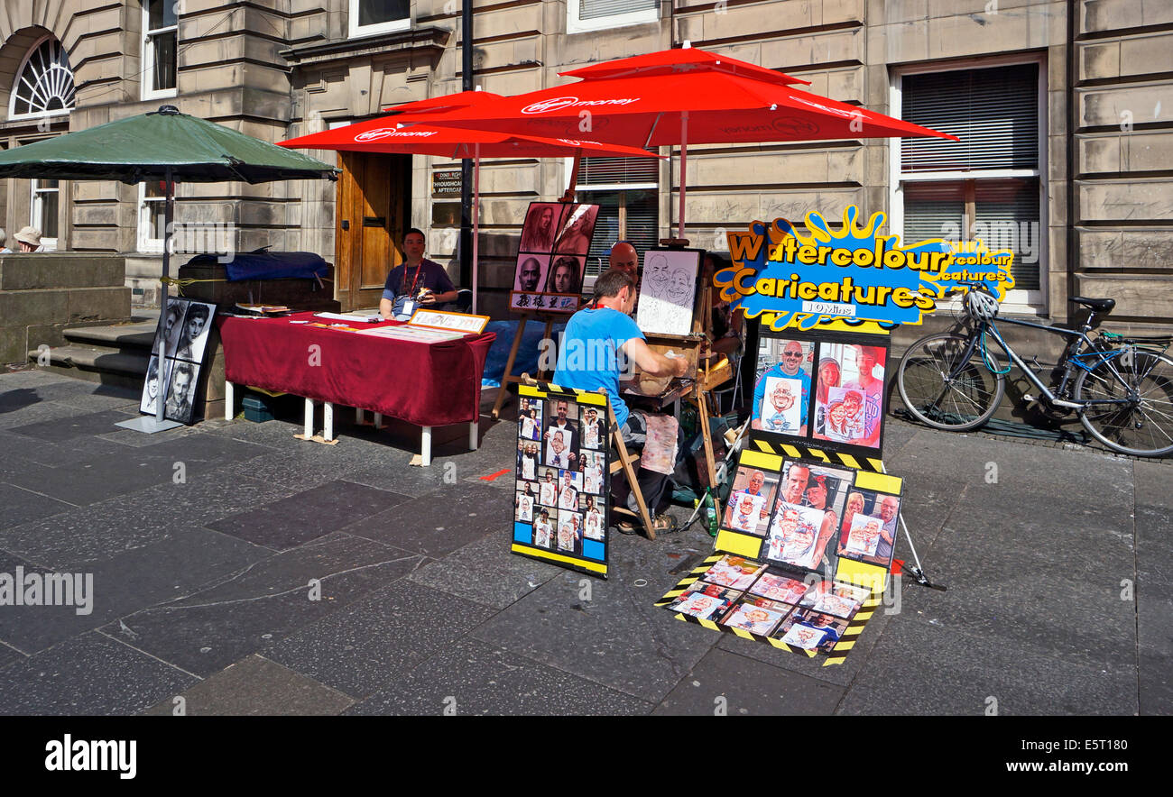 Edinburgh Fringe Festival 2014 caricature painters performs in High Street The Royal Mile Edinburgh Scotland Stock Photo