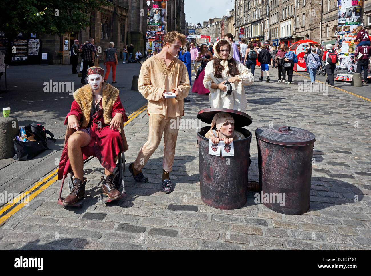 Edinburgh Fringe Festival 2014 Performers in High Street The Royal Mile Edinburgh Scotland Stock Photo