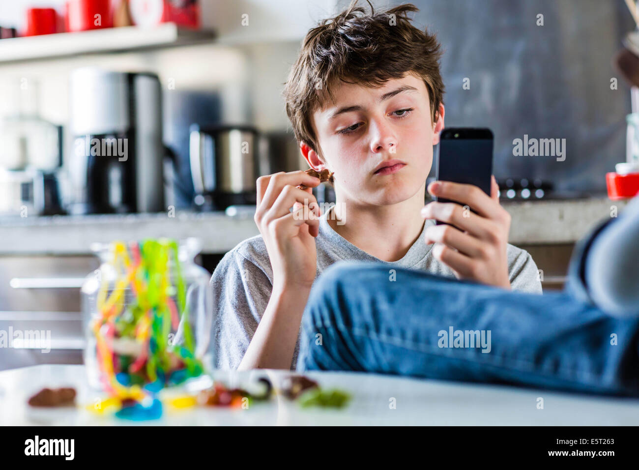 общение с друзьями подростки. много девочек курят. молодое поколение. дети и беспорядок. избалованная молодежь.